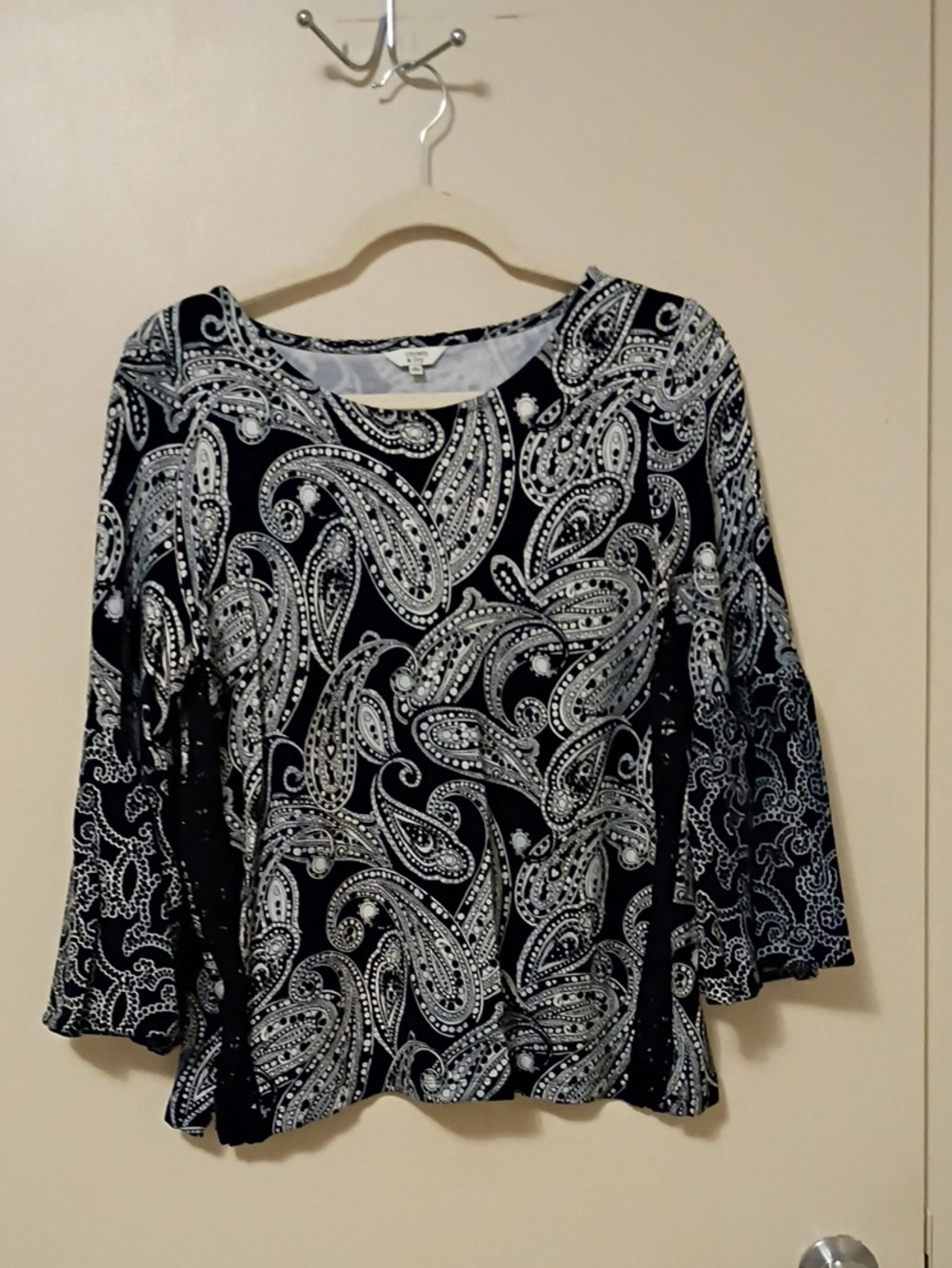 crown & ivy Black and White Paisley Scoop Neck Blouse with Bell Sleeves Large